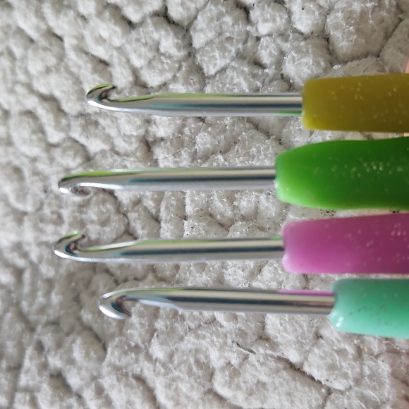 The Woobles Glitter Crochet Hook Bundle - 4mm - Picture 3 of 3